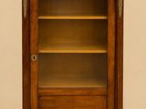 une bibliothèque ancienne en noyer avec des portes vitrées