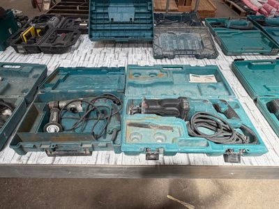 de nombreux outils posés sur la table, prêts à être utilisés