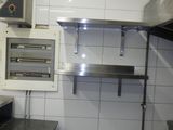 une image d'une cuisine commerciale avec des appareils en acier inoxydable