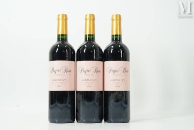 trois bouteilles de vin posées sur une table blanche