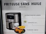 une boîte de frites sur une étagère du magasin