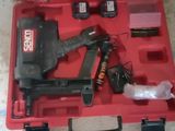 une caisse à outils rouge avec des outils sur le sol