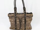 un sac à main marron et noir posé sur une surface blanche