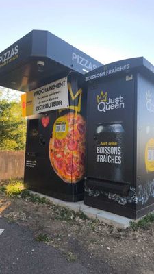 une boîte noire sur laquelle est dessinée une pizza