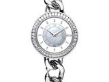 gros plan d'une montre-bracelet entourée d'une chaîne