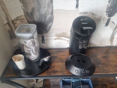 une cafetière et un mixeur posés sur une étagère