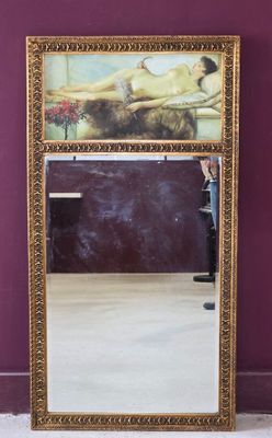 un grand miroir orné d'une peinture, dans une pièce