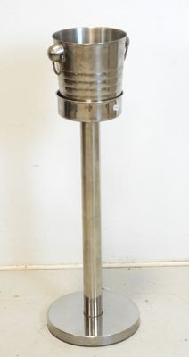 seau à glace en acier inoxydable posé sur un socle, sur fond blanc