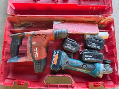 une boîte à outils rouge avec des outils sur une table