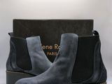 un gros plan sur une paire de chaussures avec une boîte en arrière-plan
