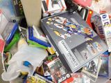 un tas de jouets et de jeux par terre