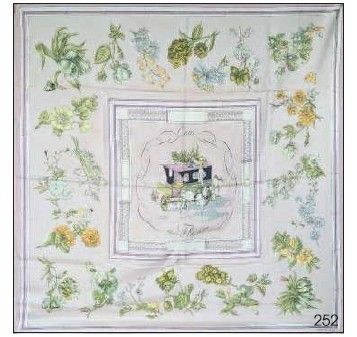 un gros plan sur une nappe ornée d'un motif représentant une maison et des fleurs