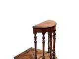 une image d'une petite table en bois sur fond blanc