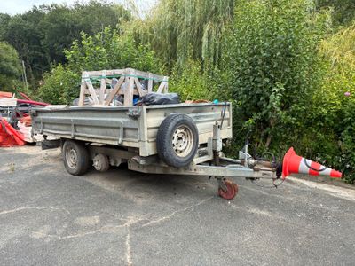 un camion garé sur le côté de la route