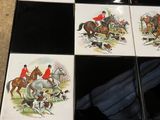 quatre images différentes de chevaux et de chiens sur le carrelage