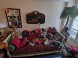 un canapé sur lequel sont disposés de nombreux peluches, dans un salon
