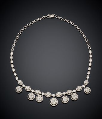 un collier en diamants et or blanc, signé Van Cleef