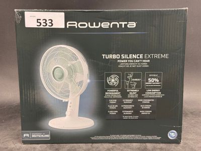 la boîte d'un ventilateur de table blanc posée sur une table