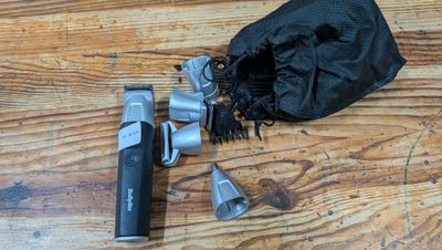 un rasoir électrique et un sac posés sur un parquet