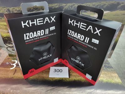 deux boîtes de Kheax Zoard II et de casques Kheax Zoard II exposées dans un magasin