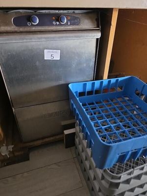 un panier bleu et un lave-vaisselle argenté placés l'un à côté de l'autre
