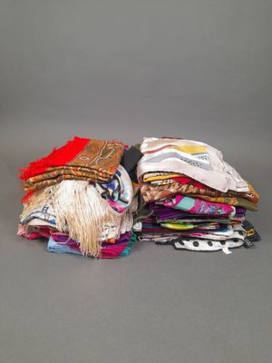 Important lot de carrés et foulards principalement en matièr…