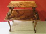 une table en bois dont le plateau est orné d'un motif floral