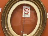 une photo d'un miroir rond accroché au mur