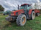 un tracteur rouge garé dans l'herbe