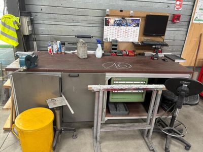 un établi sur lequel est posé un ordinateur, dans un garage