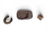 trois bijoux, dont une bague, une bague et une bague, posés sur un fond blanc