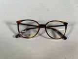 gros plan d'une paire de lunettes sur une surface blanche