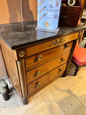 un petit bureau sur lequel est posée une carte