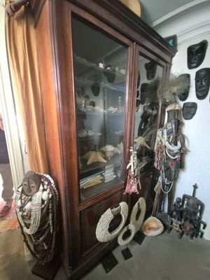 une grande vitrine remplie de bijoux