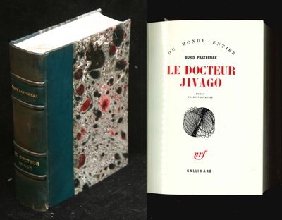 deux livres posés l'un à côté de l'autre sur une table