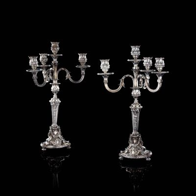 paire de candélabres et de bougeoirs en métal argenté