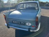une voiture bleue garée sur le bord de la route