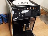 une machine à café posée sur une table en bois