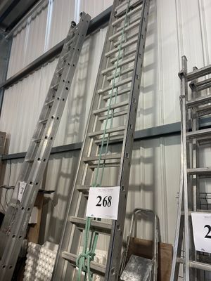 de nombreuses échelles empilées dans un entrepôt