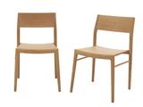 deux chaises en bois assises l'une à côté de l'autre sur une surface blanche