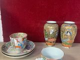 trois tasses et une soucoupe posées sur une table