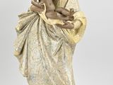 une statue de femme tenant un bébé dans ses bras
