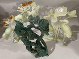 un vase vert orné d'un oiseau et de fleurs