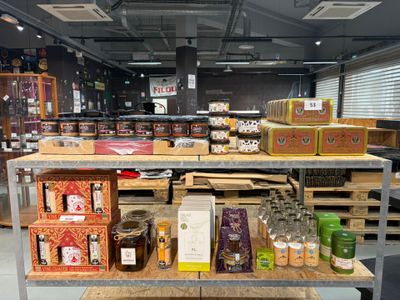 de nombreuses boîtes de nourriture sur les étagères du magasin