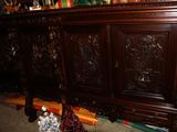 une grande armoire en bois sur laquelle sont disposées de nombreuses décorations de Noël