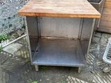 une table et une chaise sur une terrasse bordée d'un mur en briques
