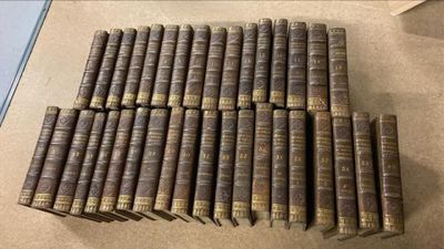 plusieurs vieux livres empilés sur une table