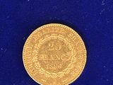 gros plan d'une pièce d'or sur une surface bleue