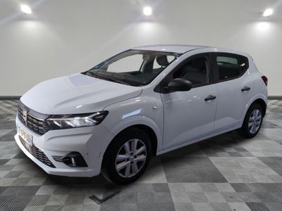 la voiture blanche est garée sur un carrelage à carreaux