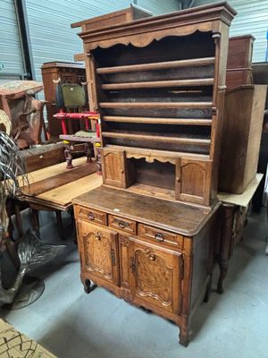 une armoire en bois surmontée d'une étagère